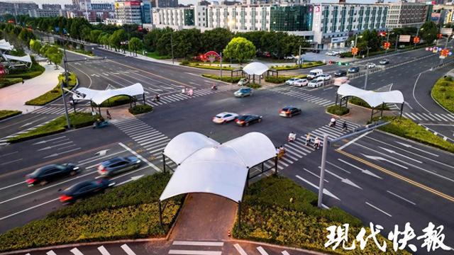 54座便民遮阳棚上岗连云港灌南为市民撑起“暖心伞”