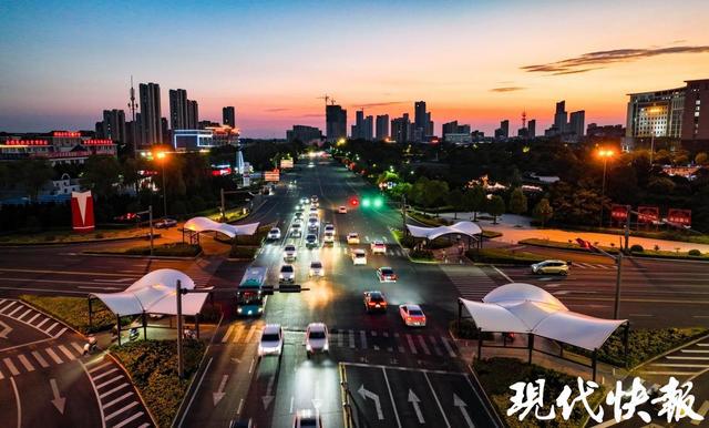 54座便民遮阳棚上岗连云港灌南为市民撑起“暖心伞”(图2)