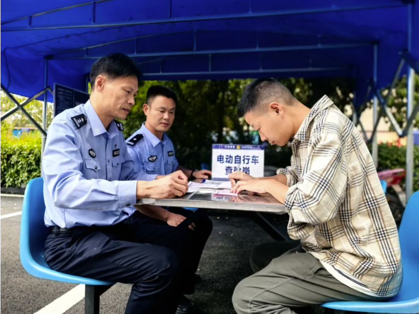 汉川公安交警启动电动自行车“二维码”溯源管理新号牌发放工作(图2)