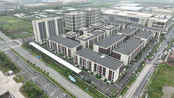 洪维引爆2024广州光伏储能展：从户外到阳台每步都踩在轻质太阳能板的风口(图3)