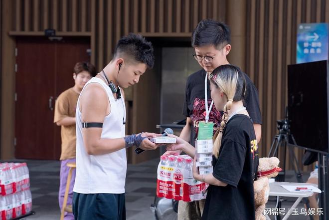 PG电子平台：玉鸟娱乐酷热送清凉关怀直抵最前线