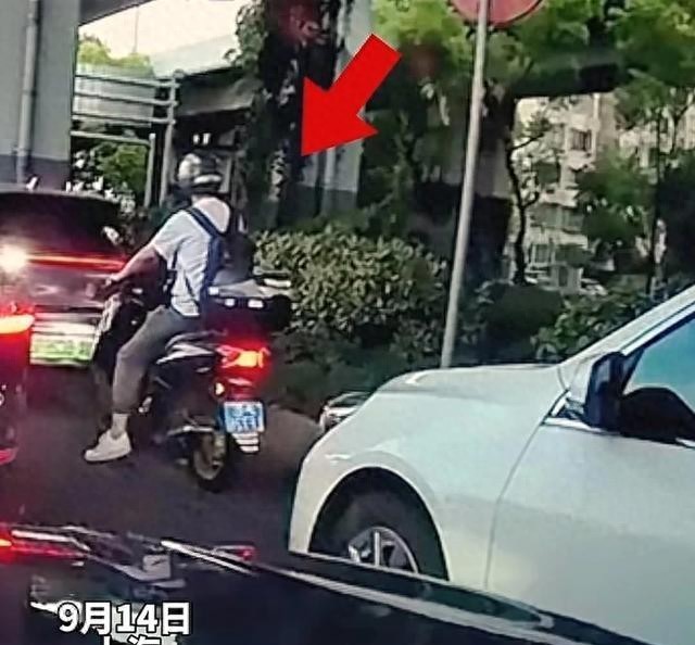 PG电子科技：摩托车等红绿灯应该怎么停？小哥停在两车中间被包饺子好无奈