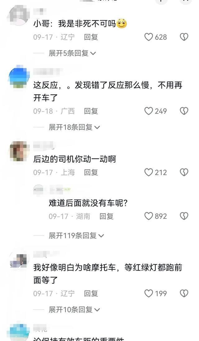 PG电子科技：摩托车等红绿灯应该怎么停？小哥停在两车中间被包饺子好无奈(图3)