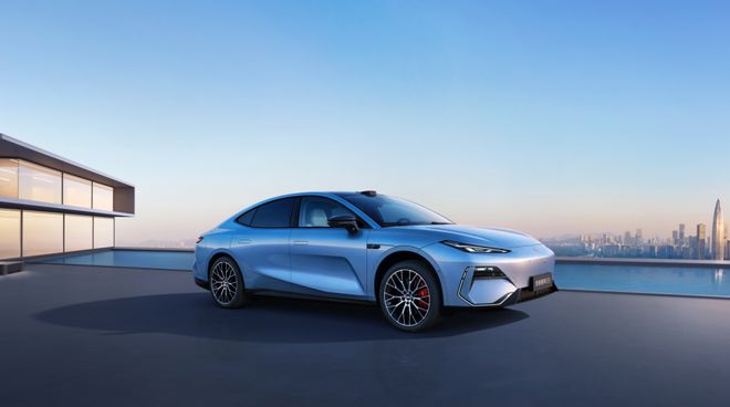 智能焕新全新吉利银河E8售1498万起(图1)