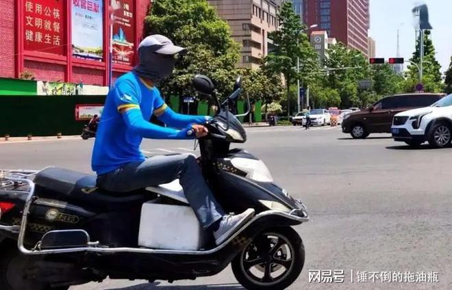 严查加装遮阳伞？电动车主“从容应对”多地出现新遮阳方式(图2)