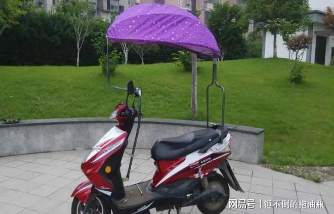 严查加装遮阳伞？电动车主“从容应对”多地出现新遮阳方式(图1)