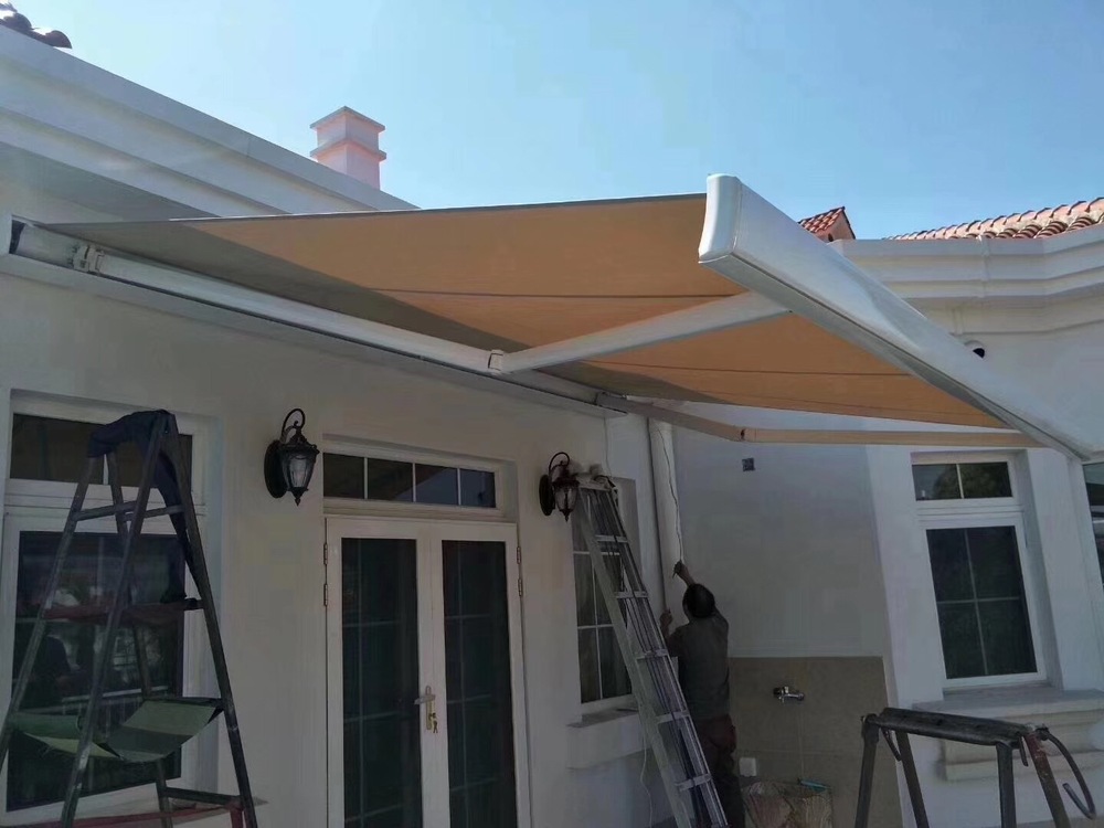 PG电子科技：电动遮阳棚和手动遮阳棚的区别？(图1)